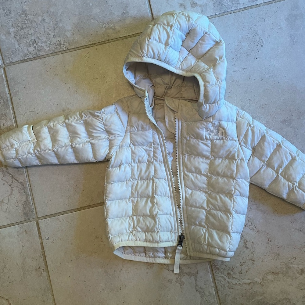 The North Face THERMOBALL - Cream Hooded Puffer Jacket
